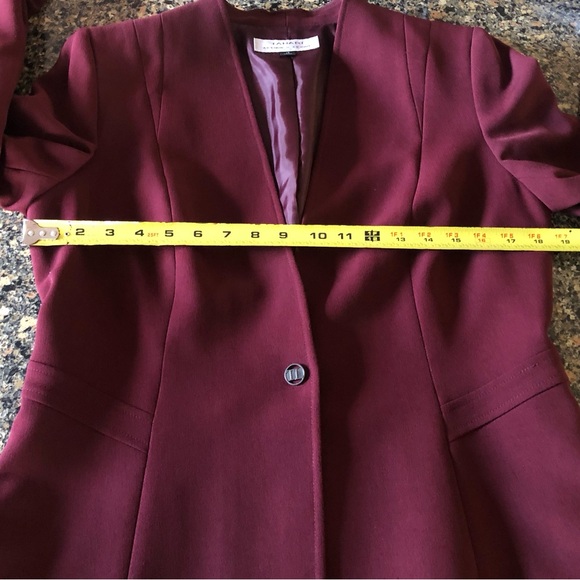 Tahari Arthur S. Levine Women’s lined jacket and pant suit in a deep wine shade - Picture 11 of 16